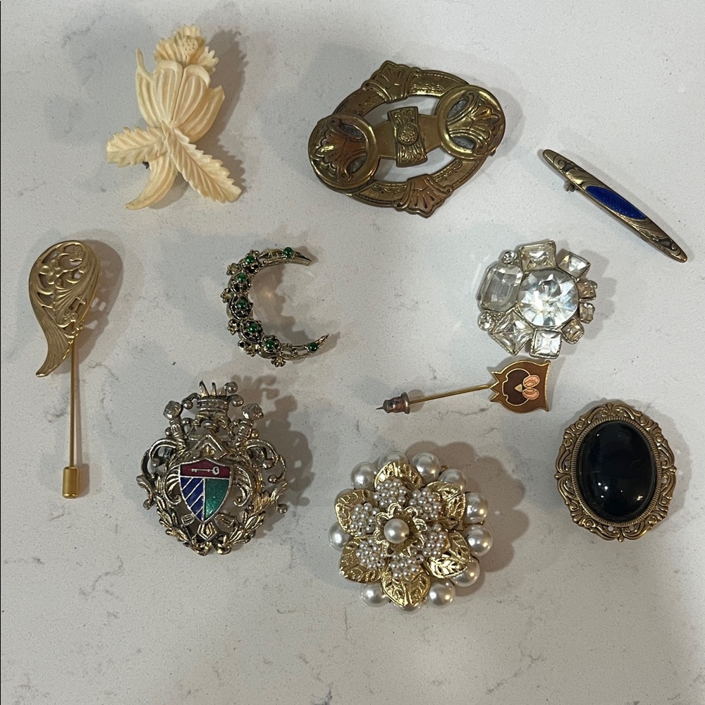 Lot of vintage niches and pins. One button